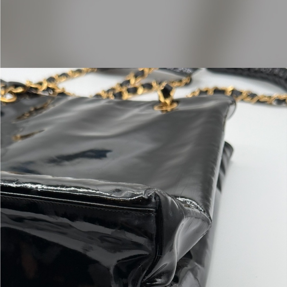 CHANEL Black Patent Leather Shoulder Bag with Gold Chain